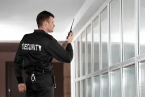 Vigilante che controlla la struttura comunicando con il walkie talkie