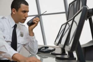 Addetto alla vigilanza che controlla le registrazioni di videosorveglianza