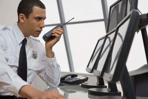 Addetto alla vigilanza che controlla le registrazioni di videosorveglianza