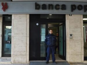 Addetto alla sicurezza che controlla l'entrata della struttura Addetto alla sicurezza che controlla l'entrata della struttura