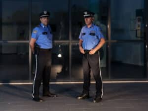 Due addetti alla vigilanza armata durante un turno di controllo Due addetti alla vigilanza armata durante un turno di controllo