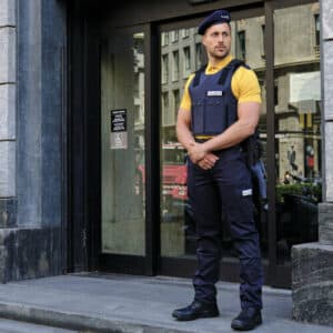 Addetto alla vigilanza in servizio davanti l'ingresso di una banca Addetto alla vigilanza in servizio davanti l'ingresso di una banca