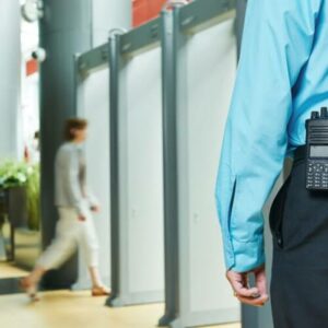 Addetto alla sicurezza che controlla gli accessi di un locale